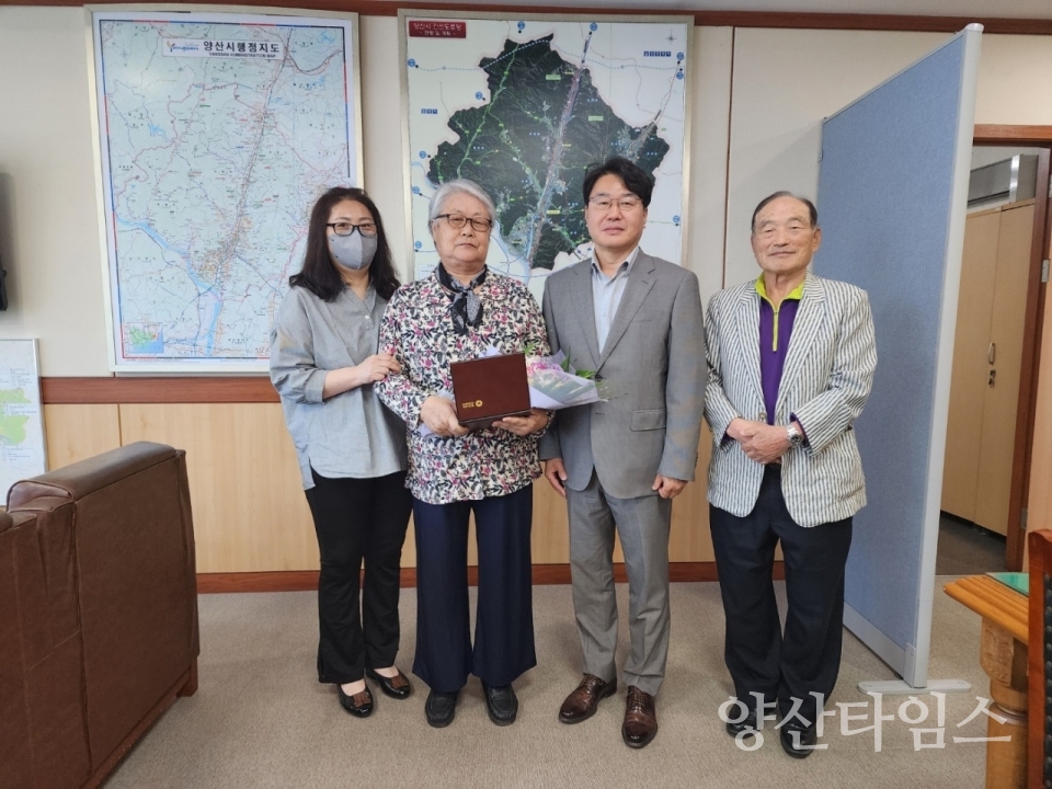 도지사 효행실천 유공 표창 수상한 금위생씨(좌측 두 번째)ⓒ양산타임스