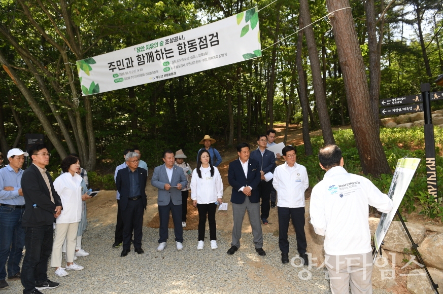 정종복 기장군수(우측)와 지역주민들이 장안 치유의 숲 조성공사 준공을 앞두고 합동점검을 하고 있다 ⓒ양산타임스