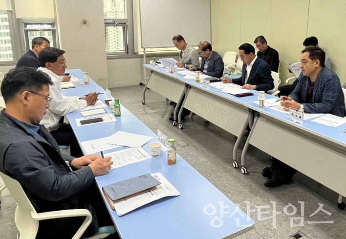 정종복 기장군수(좌측 가운데)가 부산시 교통국을 방문하여 기장군 교통현안을 논의하고 있다.ⓒ양산타임스