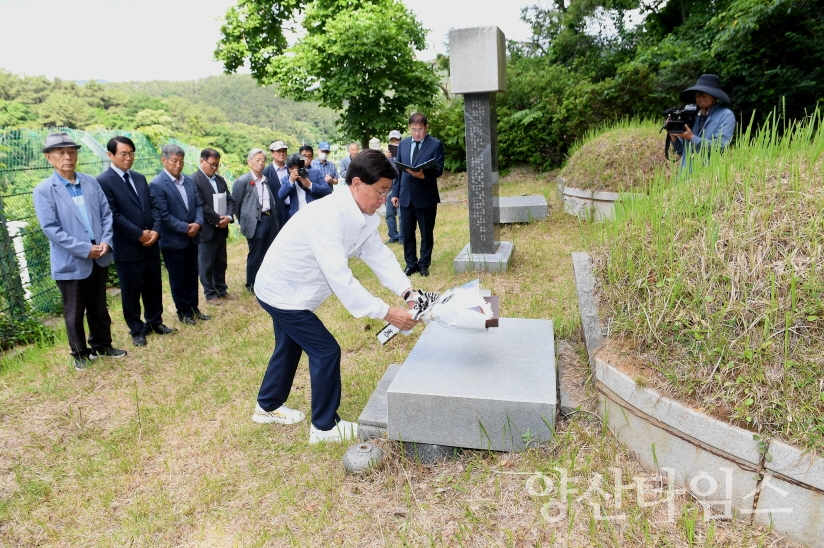 정종복 기장군수가 기장 출신 박영출 독립운동가 묘소를 참배하면서 헌화하고 있다ⓒ양산타임스