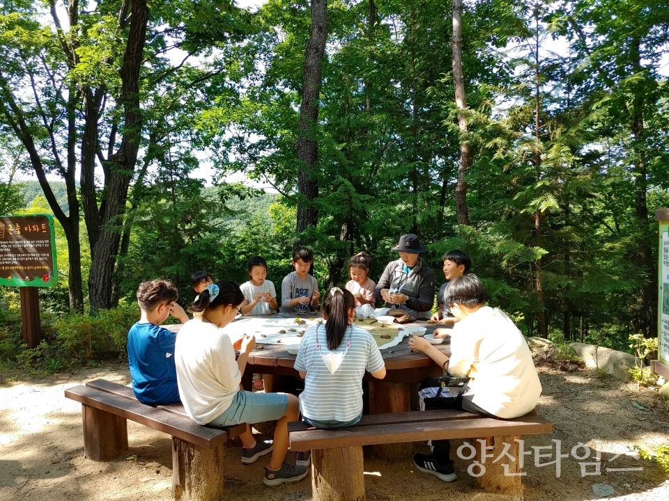 "신중년 경력형 일자리 지역사회독서문화활성화사업_웅상종합사회복지관" "신중년 경력형 일자리 생태숲해설가운영사업_대운산자연휴양림" ⓒ양산타임스