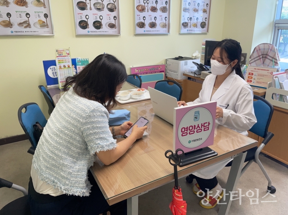 모바일 헬스케어 사업에 참여하는 주민이 기장군보건소에서 상담을 받고 있다ⓒ양산타임스