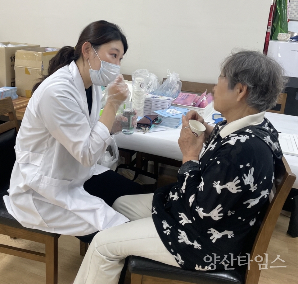 기장군보건소와 지역사회보장협의체가 건강취약계층 대상으로 의료봉사를 하고 있다ⓒ양산타임스