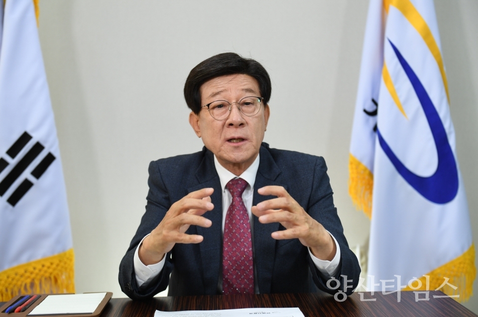 정종복 기장군수정종복 기장군수가 3일 하반기 정례조례에서 취임 1주년 기념사를 하고 있다 ⓒ양산타임스