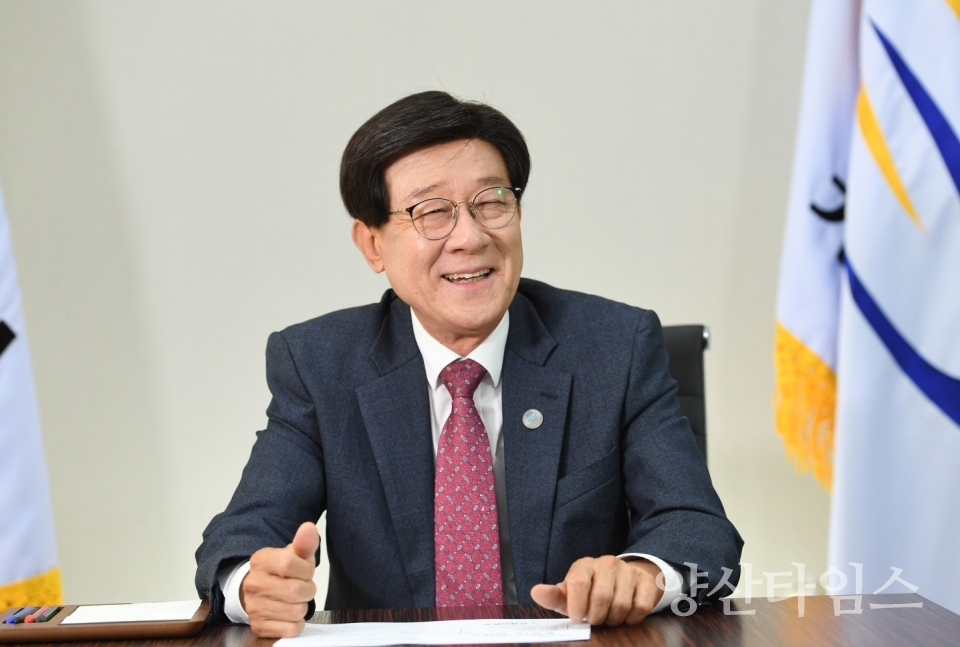 정종복 기장군수정종복 기장군수가 3일 하반기 정례조례에서 취임 1주년 기념사를 하고 있다 ⓒ양산타임스