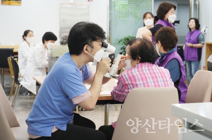 "2-1.기장군 지역사회보장협의체 보건의료실무분과에서 의료봉사 특화사업 _건강드림_을 진행하고 있다." "2-1.기장군 지역사회보장협의체 보건의료실무분과에서 의료봉사 특화사업 _건강드림_을 진행하고 있다(1)." ⓒ양산타임스