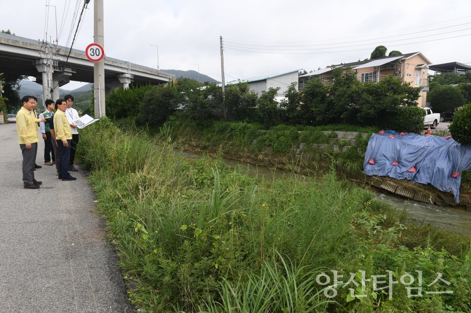 "1-2.정종복 기장군수가 16일 호우 경보가 발효된 가운데 좌광천 등 재해취약지를 점검하고 있다" "1-1.정종복 기장군수가 17일 호우 피해 긴급 현장점검에 나서고 있다 (4)" "1-1.정종복 기장군수가 17일 호우 피해 긴급 현장점검에 나서고 있다 (5)" "1-1.정종복 기장군수가 17일 호우 피해 긴급 현장점검에 나서고 있다 (6)" ⓒ양산타임스
