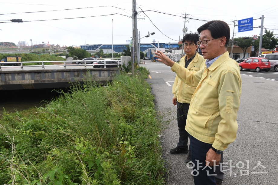 "1-2.정종복 기장군수가 16일 호우 경보가 발효된 가운데 좌광천 등 재해취약지를 점검하고 있다" "1-1.정종복 기장군수가 17일 호우 피해 긴급 현장점검에 나서고 있다 (4)" "1-1.정종복 기장군수가 17일 호우 피해 긴급 현장점검에 나서고 있다 (5)" "1-1.정종복 기장군수가 17일 호우 피해 긴급 현장점검에 나서고 있다 (6)" ⓒ양산타임스