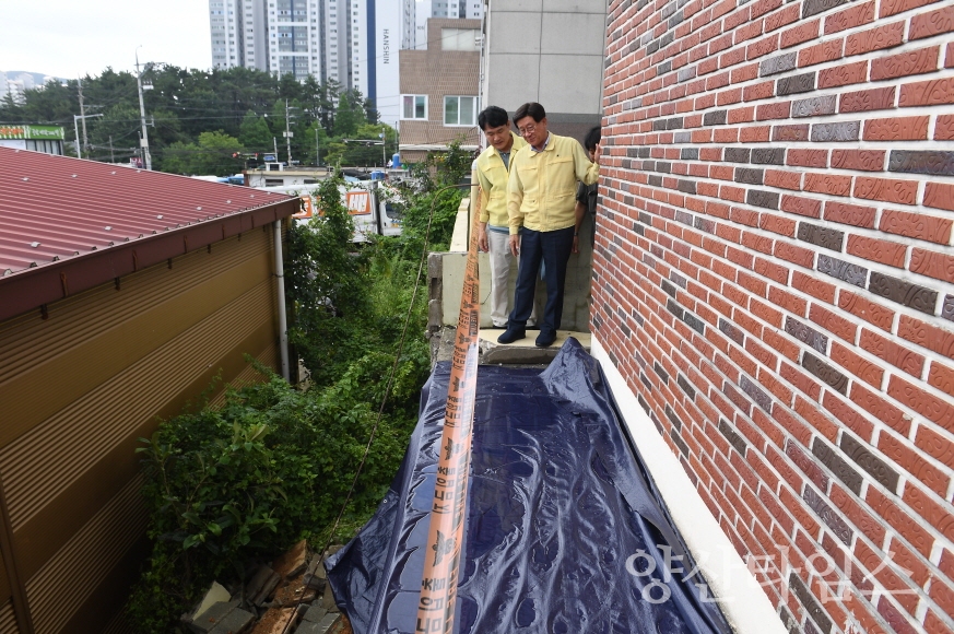 "1-2.정종복 기장군수가 16일 호우 경보가 발효된 가운데 좌광천 등 재해취약지를 점검하고 있다" "1-1.정종복 기장군수가 17일 호우 피해 긴급 현장점검에 나서고 있다 (4)" "1-1.정종복 기장군수가 17일 호우 피해 긴급 현장점검에 나서고 있다 (5)" "1-1.정종복 기장군수가 17일 호우 피해 긴급 현장점검에 나서고 있다 (6)" ⓒ양산타임스