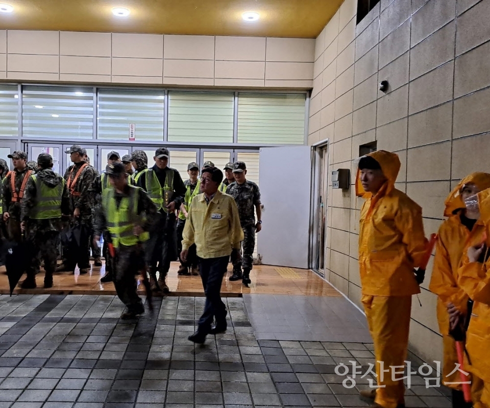 "1-3.정종복 기장군수 (6)" "1-1.정종복 기장군수가 18일 하천범람에 대비한 주민 사전대피를 현장지휘하고 있다" "1-2.기장군청사(저용량)" ⓒ양산타임스