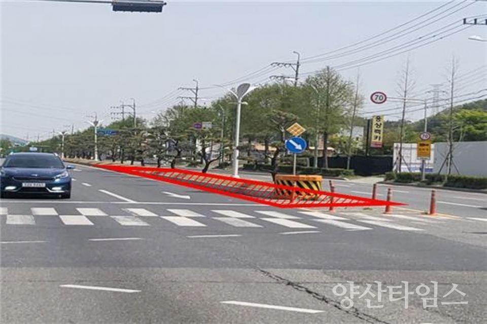 "[크기변환]웅상도서관 앞 유턴차로 착공 전" "[크기변환]웅상도서관 앞 유턴차로 설치공사 위치도" "[크기변환]웅상도서관 앞 유턴차로 신설 완료" ⓒ양산타임스