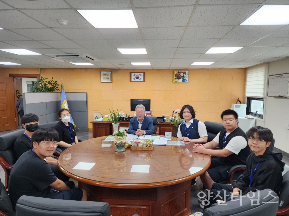 "의정연수 시의회 견학" "의정연수 시의원과의 간담회 단체사진" "의정연수 시의원과의 간담회" ⓒ양산타임스