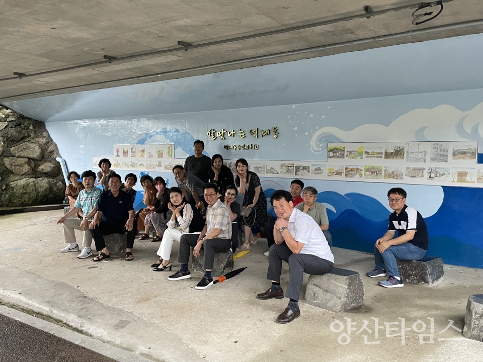 덕계동 주민자치회 타일벽화 작업ⓒ양산타임스
