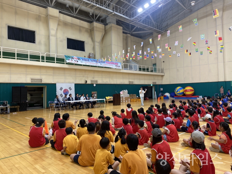 "1-2.정종복 기장군수가 지역아동센터 연합체육대회 참석자들을 격려하고 있다" "1-1.8일 기장체육관에서 기장군 지역아동센터 연합체육대회 개최했다" ⓒ양산타임스