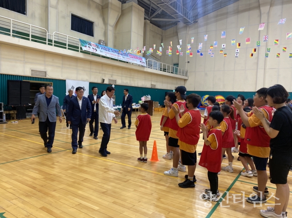 "1-2.정종복 기장군수가 지역아동센터 연합체육대회 참석자들을 격려하고 있다" "1-1.8일 기장체육관에서 기장군 지역아동센터 연합체육대회 개최했다" ⓒ양산타임스