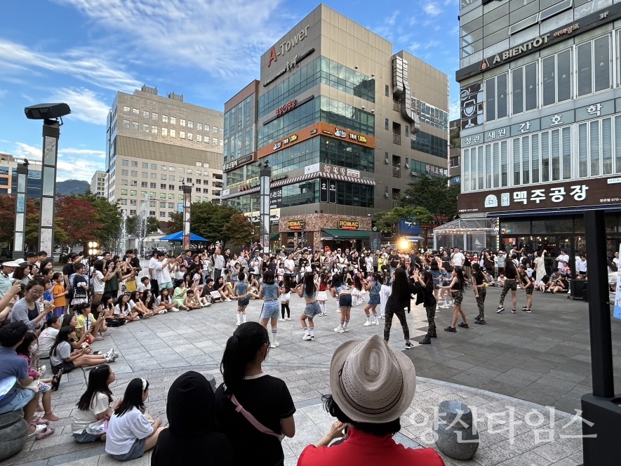 거리 공연 참가자들이 주민들의 호응속에서 다양한 컨셉의 공연을 진행하고 있다.ⓒ양산타임스