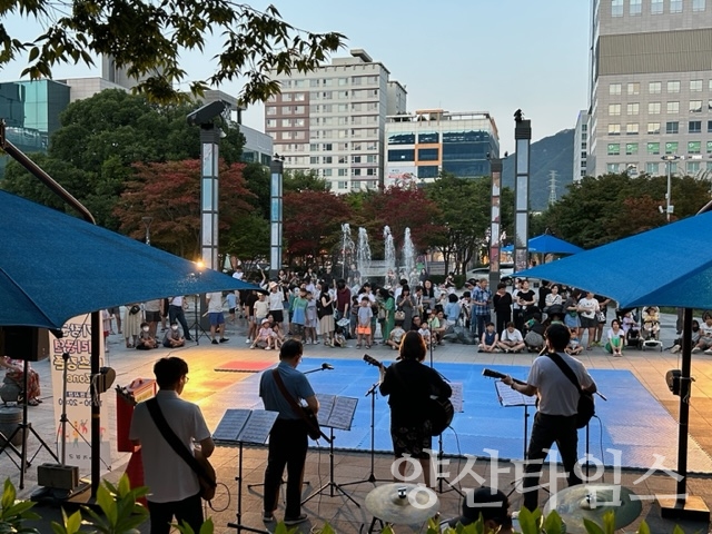 거리 공연 참가자들이 주민들의 호응속에서 다양한 컨셉의 공연을 진행하고 있다.ⓒ양산타임스