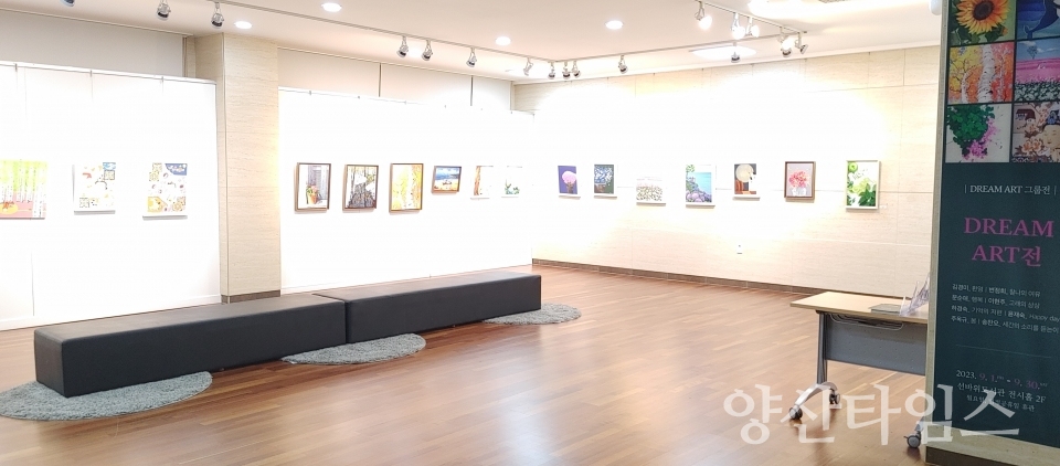 "하경숙(계곡)-선바위도서관, ‘자연을 품다, DREAM ART 단체전’ 작품사진" "선바위도서관, ‘자연을 품다, DREAM ART 단체전’ 개최1" "선바위도서관, ‘자연을 품다, DREAM ART 단체전’ 개최2" ⓒ양산타임스