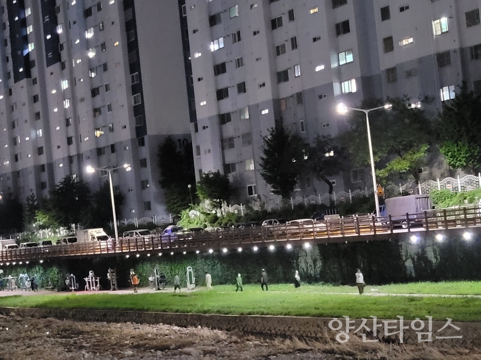 덕계동 회야강 산책로 조명등ⓒ양산타임스