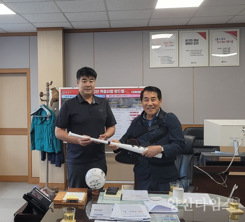 물금고 야구부 기념품 전달ⓒ양산타임스