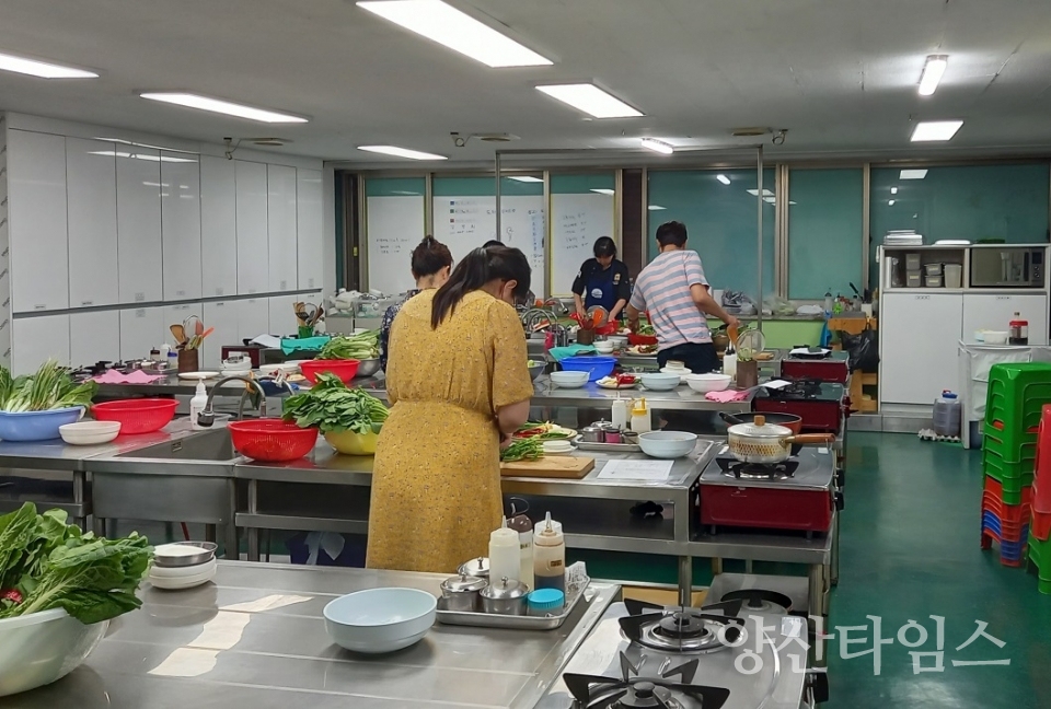 1인 가구가 직접 담그는 이웃 나눔 여름김치ⓒ양산타임스
