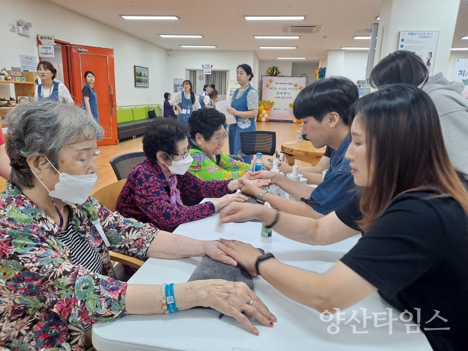 "치매극복의 날 행사_포토존" "치매극복의 날 행사_기억을 찾는 카페" "치매극복의 날 행사_손마사지" "치매극복의 날 행사_장수ⓒ양산타임스사진"