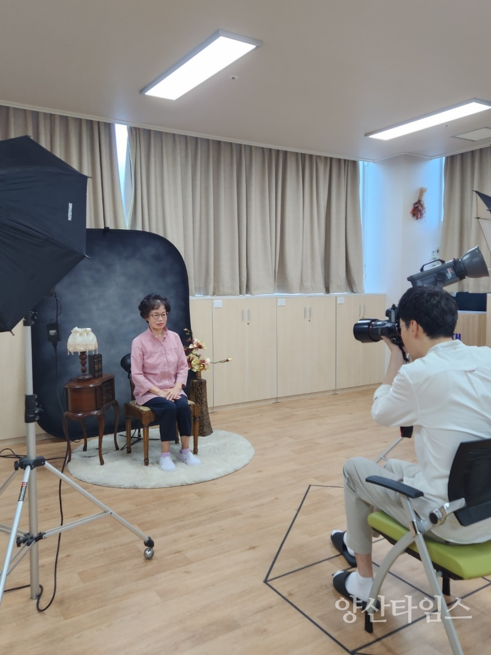 "치매극복의 날 행사_포토존" "치매극복의 날 행사_기억을 찾는 카페" "치매극복의 날 행사_손마사지" "치매극복의 날 행사_장수ⓒ양산타임스사진"