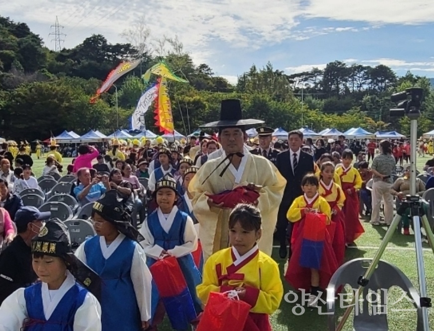 신부에게 전달할 원앙새 안고 입장하는 김대환 부원장 ⓒ양산타임스