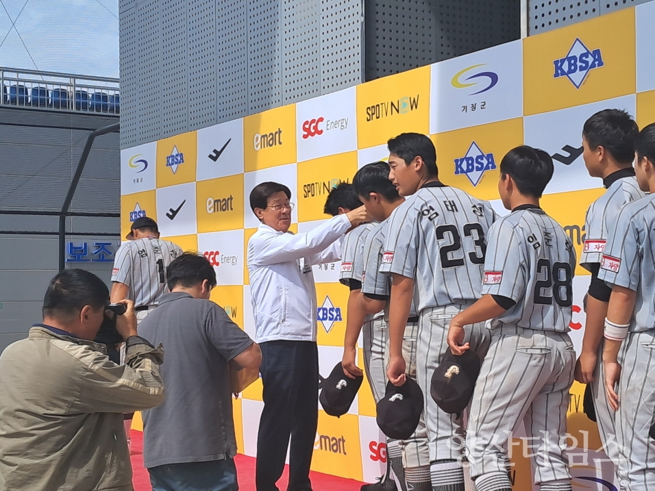 포스터(U-15 전국유소년야구대회)정종복 기장군수가 우승팀에게 메달을 수여하고 있다ⓒ양산타임스