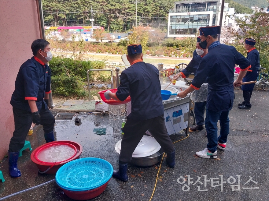 기장군중화요리협회에서 사랑의 짜장면 나누기 행사를 진행했다.ⓒ양산타임스