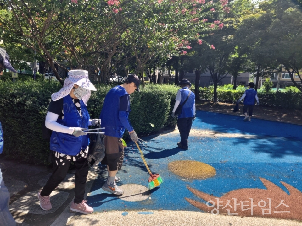"2-2.노인일자리 사업에 참여하는 어르신들의 활동 사진" "2-1.노인일자리 사업에 참여하는 어르신들이 안전교육을 받고 있다." ⓒ양산타임스
