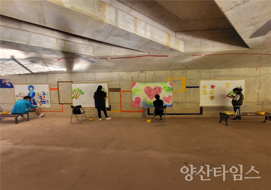 발달장애인 작가들이 좌광천 모전교 벽화조성사업에서 재능기부를 하고 있다.ⓒ양산타임스