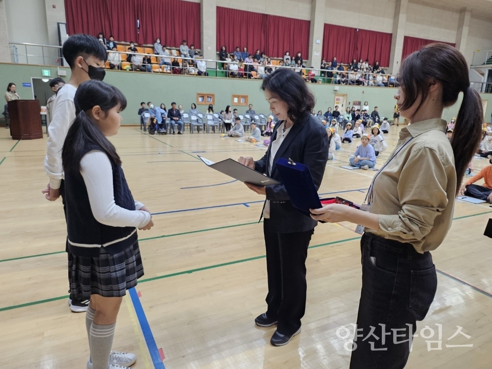 시립도서관 독후감공모전 시상1" "시립도서관 독후감공모전 시상2" ⓒ양산타임스