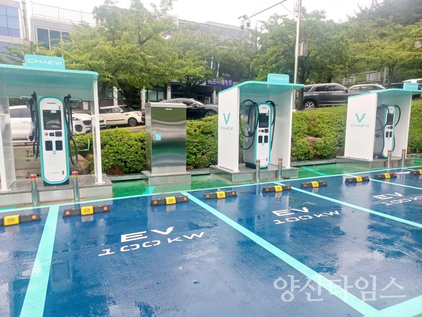"2-1.전기차 충전기 설치 사진" "2-1.민원인이 신규 설치한 전기차충전기를 이용하고 있다" ⓒ양산타임스