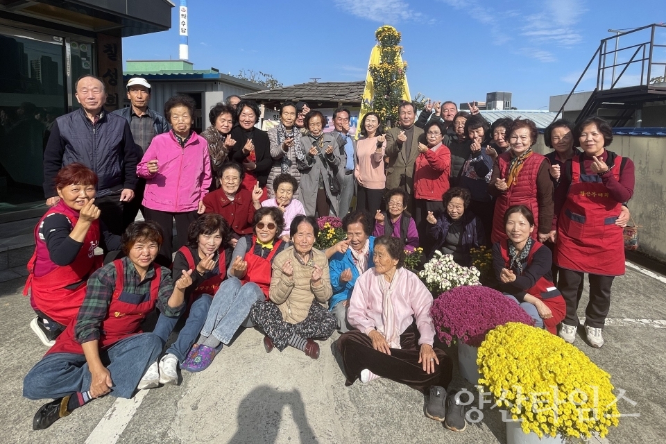 평산마을 노인회 국화전시회ⓒ양산타임스