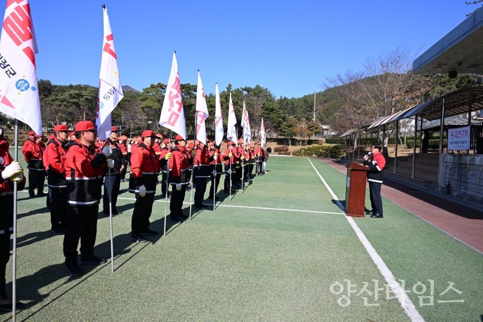 "1-2.정종복 기장군수가 산불방지업무 종사자들을 격려하고 있다." "1-1.기장군이 15일 산불재난 대응태세를 확립을 위한 산불방지 발대식을 가졌다" ⓒ양산타임스