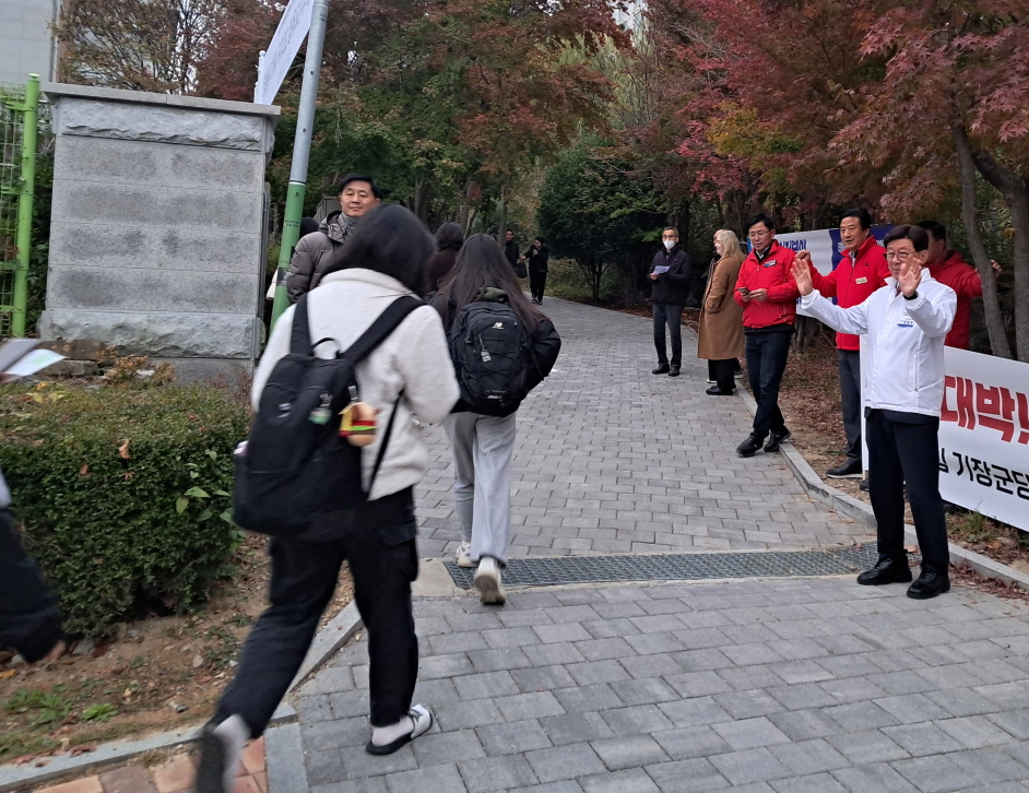 "1-2.정종복 기장군수가 관내 수험생과 손을 맞대며 격려하고 있다" "1-1.정종복 기장군수가 관내 시험장으로 들어가는 수험생들을 격려하고 있다" ⓒ양산타임스