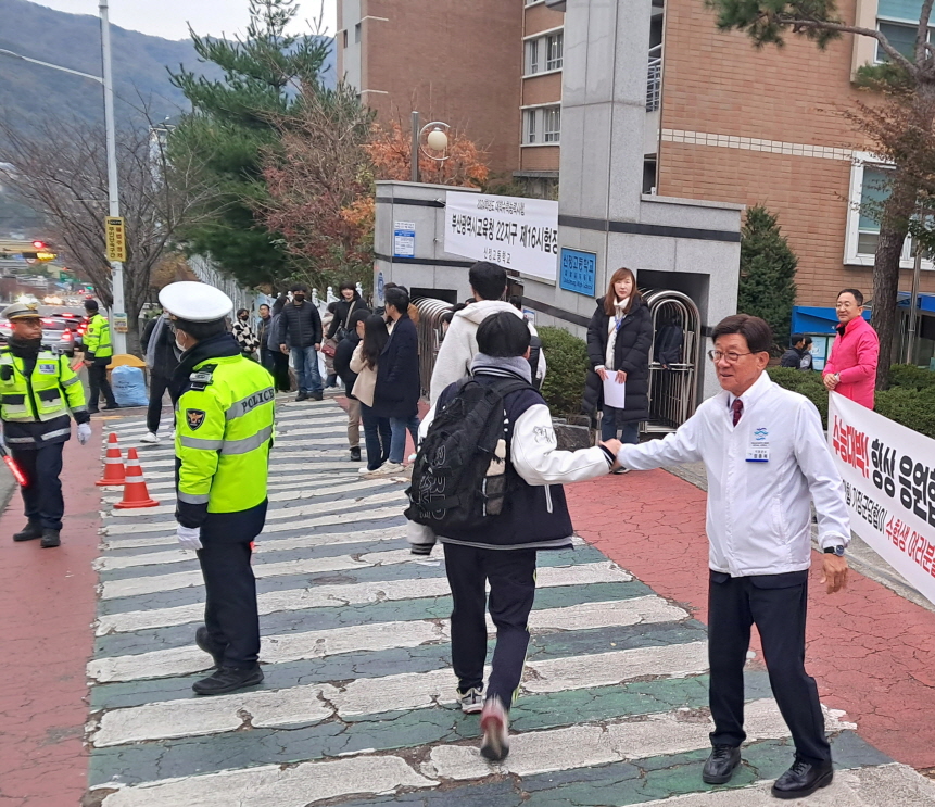"1-2.정종복 기장군수가 관내 수험생과 손을 맞대며 격려하고 있다" "1-1.정종복 기장군수가 관내 시험장으로 들어가는 수험생들을 격려하고 있다" ⓒ양산타임스