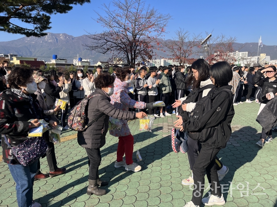 "보도자료(23.11.15.웅상노인복지관 노인인식개선캠페인 “수능응원”.)" "보도자료(23.11.15.웅상노인복지관 노인인식개선캠페인 “수능응원”)"