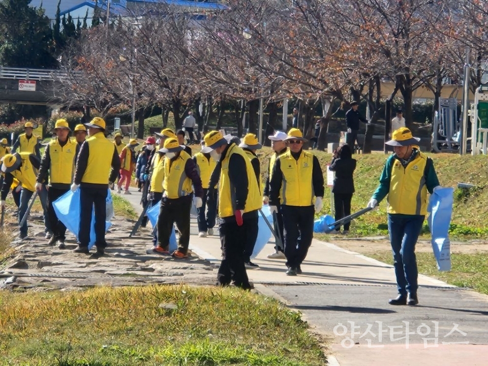 대한노인회 새마을금고 환경정화 활동ⓒ양산타임스