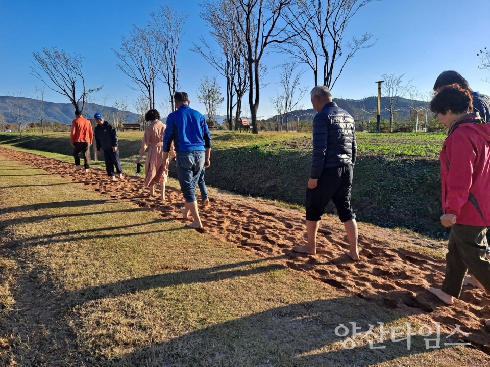 황토 맨발산책로 체험존ⓒ양산타임스