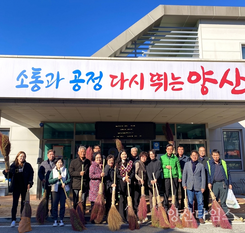 덕계동 댑싸리 빗자루 경로당 기증ⓒ양산타임스