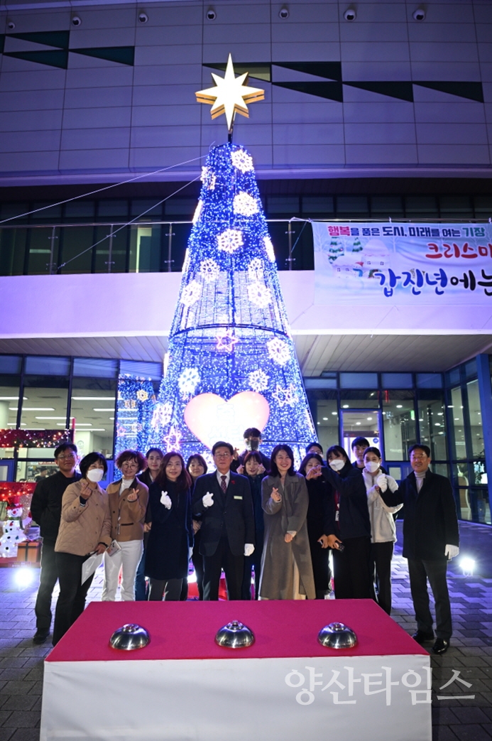 정종복 기장군수와 관계 직원들이 정관도서관앞에서 트리 점등식을 열었다.ⓒ양산타임스