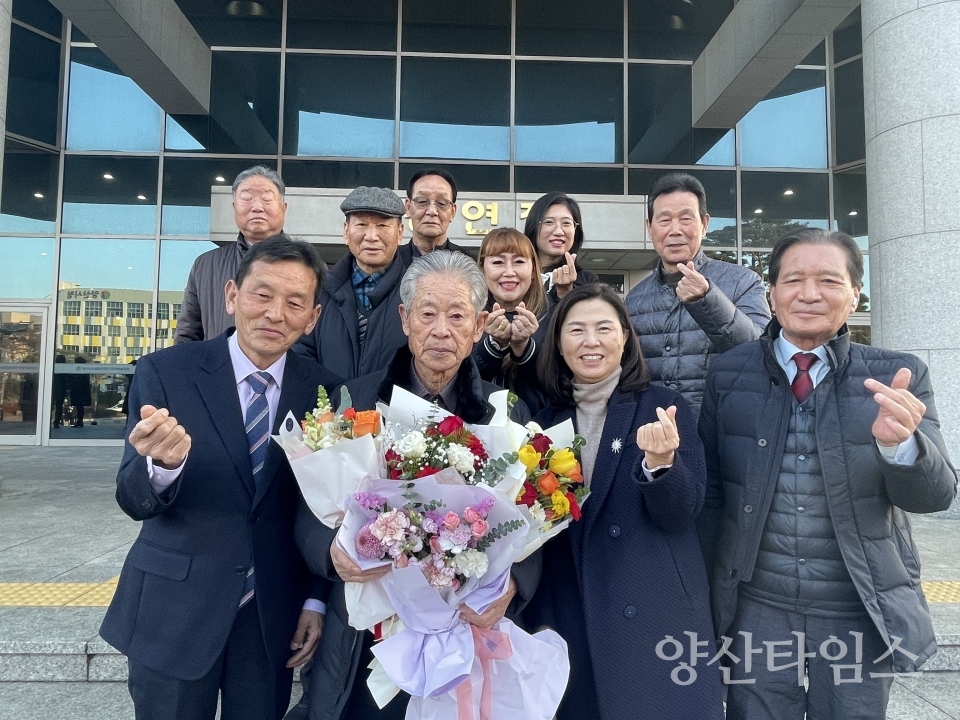 "안영춘씨가 직접 가꾼 회야강변" "시정발전유공 수상한 안영춘씨" ⓒ양산타임스