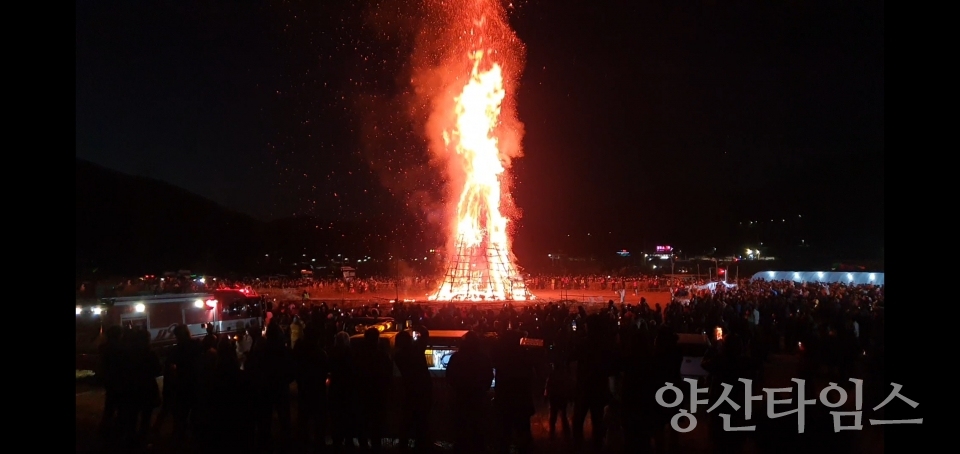 "2-2. 지난해 개최한 제12회 철마면 정월대보름 달집 행사 사진" "2-1.제13회 철마면 정월대보름 달집 행사 안내문" ⓒ양산타임스