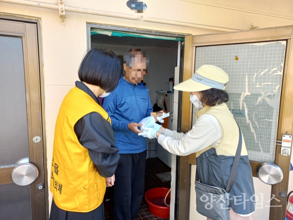 "울주군, 취약계층 건강음료·생필품 배달 지원2(상북)" "울주군, 취약계층 건강음료·생필품 배달 지원1(온산)" ⓒ양산타임스