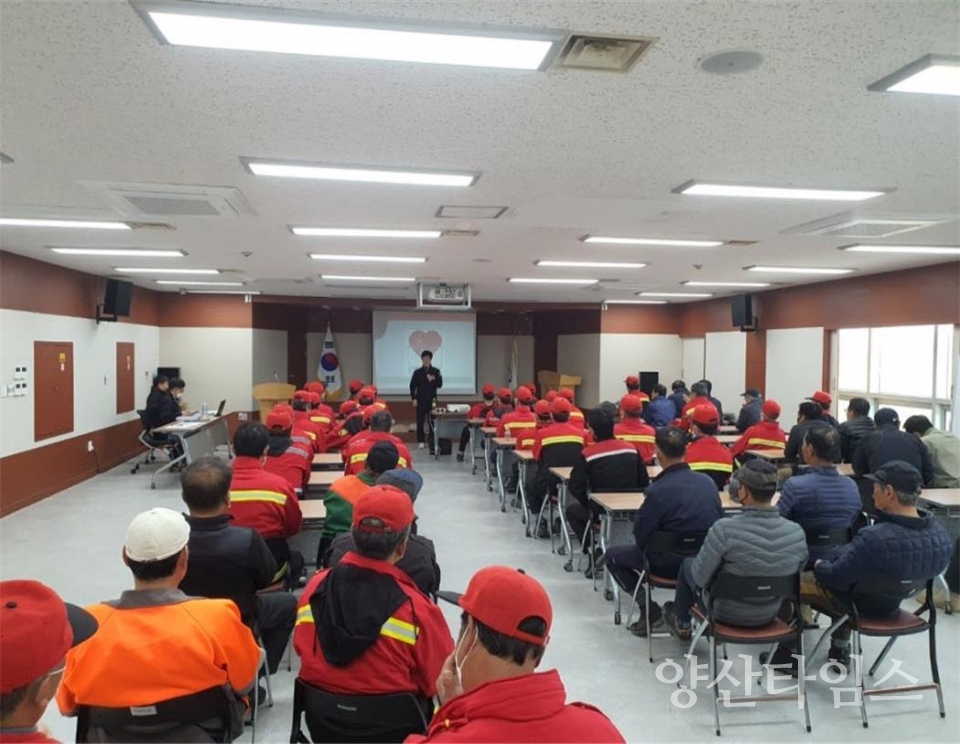 "2-2.기장군이 산업재해 예방을 위해 소속 근로자 안전보건교육을 시행하고 있다" "2-1.기장군이 산업재해 예방을 위해 소속 근로자 안전보건교육을 시행하고 있다" ⓒ양산타임스