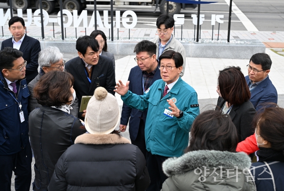 정종복 기장군수가 관계직원과 함께 입주예정자들을 만나 민원을 청취하고 있다ⓒ양산타임스