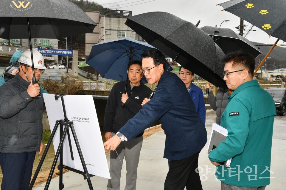 "울주군, 곡천지구 지방하천 정비사업 준공 전 현장확인2" "울주군 새울원전환경감시위원회, 1분기 정기회의 개최" "울주군, 곡천지구 지방하천 정비사업 준공 전 현장확인1" ⓒ양산타임스