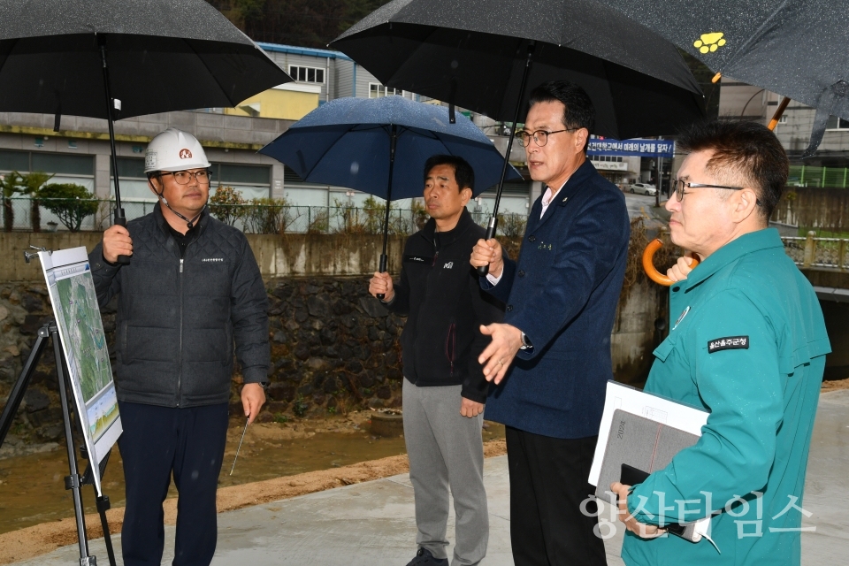 "울주군, 곡천지구 지방하천 정비사업 준공 전 현장확인2" "울주군 새울원전환경감시위원회, 1분기 정기회의 개최" "울주군, 곡천지구 지방하천 정비사업 준공 전 현장확인1" ⓒ양산타임스